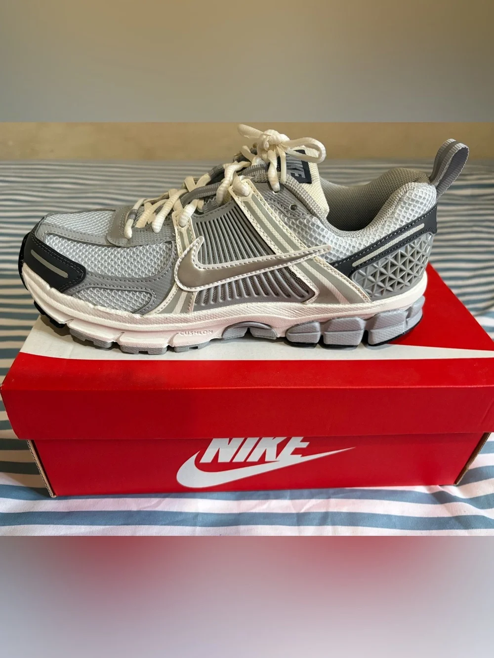 Nike *NEW* Youth Vomero Gray/Silver Mesh Running Sneakers size 6Y in orig box